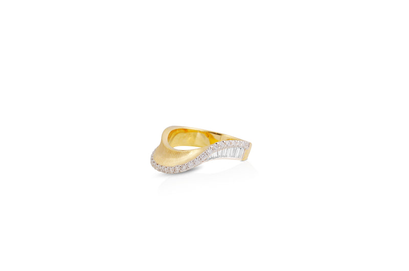 Talay Wave II Brushed Gold Diamond Ring