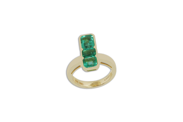 Twist Trilogy Emerald Ring set in Yellow Gold